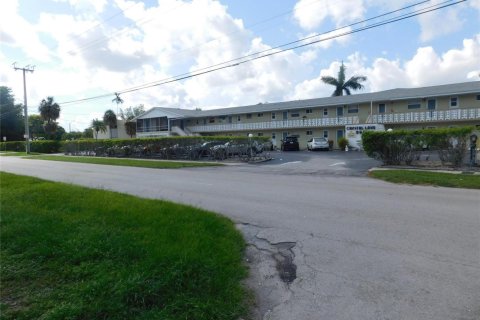 Condo in Deerfield Beach, Florida, 2 bedrooms  № 2086484 - photo 2