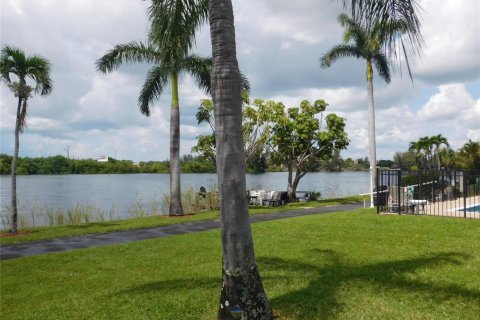 Condo in Deerfield Beach, Florida, 2 bedrooms  № 2086484 - photo 3