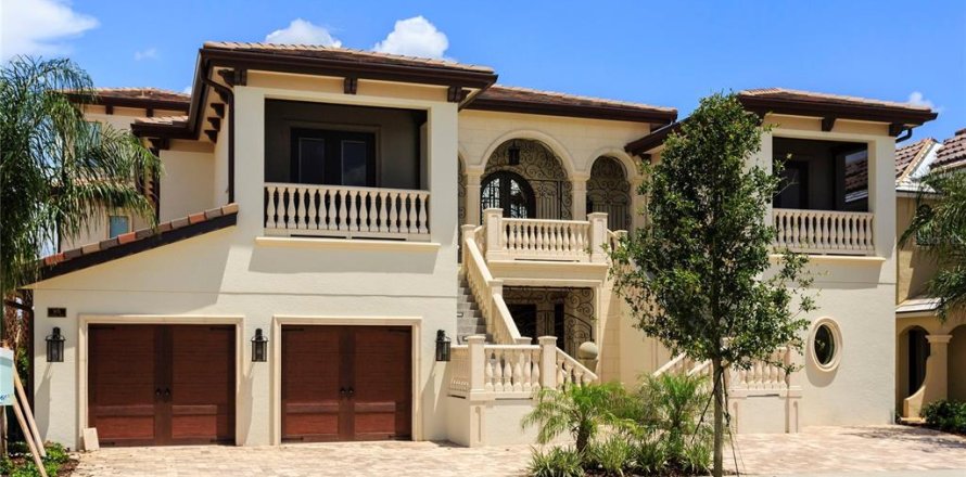 Casa en Four Corners, Florida 10 dormitorios, 1351.36 m2 № 2214473