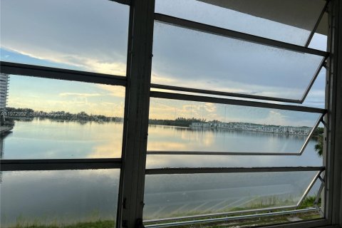 Copropriété à vendre à Miami, Floride: 2 chambres, 107.77 m2 № 2042103 - photo 10