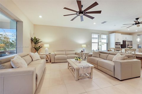 House in Port St. Lucie, Florida 4 bedrooms, 222.41 sq.m. № 1763365 - photo 4