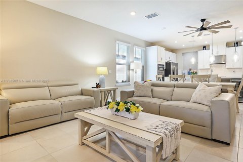 House in Port St. Lucie, Florida 4 bedrooms, 222.41 sq.m. № 1763365 - photo 3