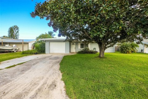 House in Port St. Lucie, Florida 3 bedrooms, 132.66 sq.m. № 2082077 - photo 2