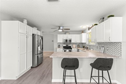 House in The Villages, Florida 3 bedrooms, 171.96 sq.m. № 1810654 - photo 11