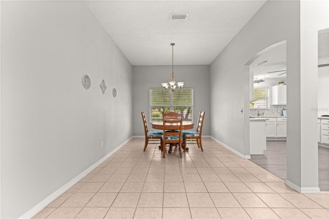 House in The Villages, Florida 3 bedrooms, 171.96 sq.m. № 1810654 - photo 15