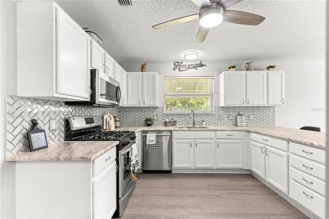House in The Villages, Florida 3 bedrooms, 171.96 sq.m. № 1810654 - photo 8