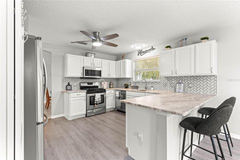 House in The Villages, Florida 3 bedrooms, 171.96 sq.m. № 1810654 - photo 13