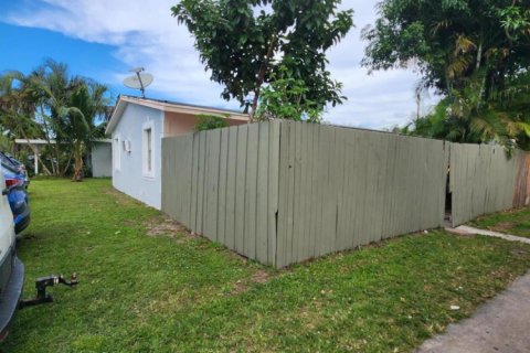 Propiedad comercial en alquiler en Lake Worth, Florida, 2 dormitorios, 78.04 m2 № 1231346 - foto 1