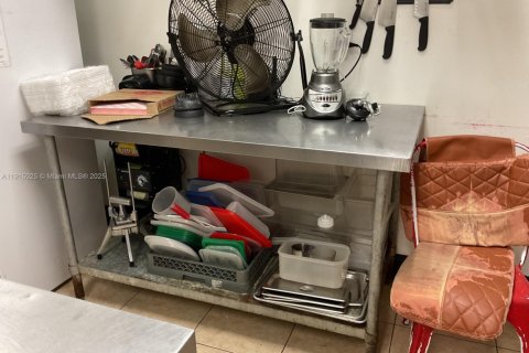 Propiedad comercial en venta en Pembroke Pines, Florida № 2054858 - foto 14