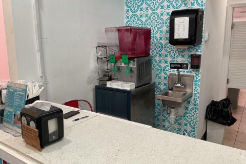 Propiedad comercial en venta en Pembroke Pines, Florida № 2054858 - foto 6