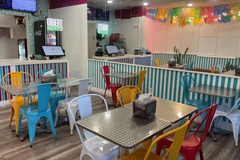 Propiedad comercial en venta en Pembroke Pines, Florida № 2054858 - foto 2