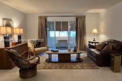 Condominio en Palm Springs, Florida, 2 dormitorios  № 2017160