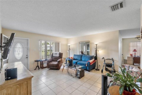 House in Tamarac, Florida 2 bedrooms, 106.37 sq.m. № 1834299 - photo 5