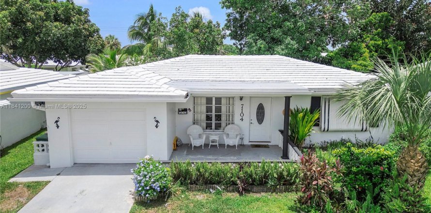 House in Tamarac, Florida 2 bedrooms, 106.37 sq.m. № 1834299