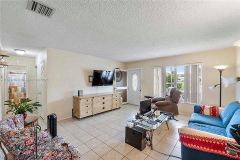 House in Tamarac, Florida 2 bedrooms, 106.37 sq.m. № 1834299 - photo 4