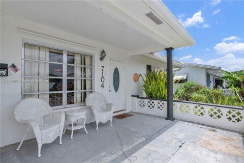 House in Tamarac, Florida 2 bedrooms, 106.37 sq.m. № 1834299 - photo 3