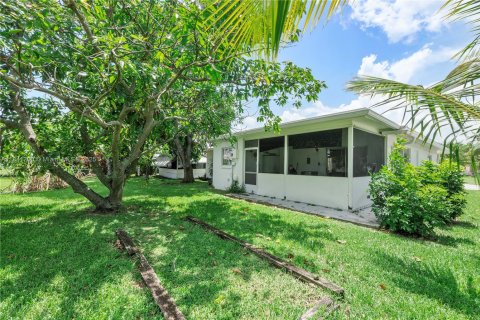 House in Tamarac, Florida 2 bedrooms, 106.37 sq.m. № 1834299 - photo 12