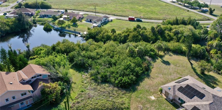 Terrain à North Port, Floride № 2205765