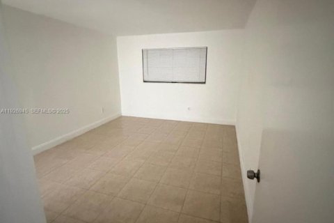 Снять в аренду кондоминиум в Майами, Флорида 1 спальня, 68.75м2, № 1985821 - фото 1