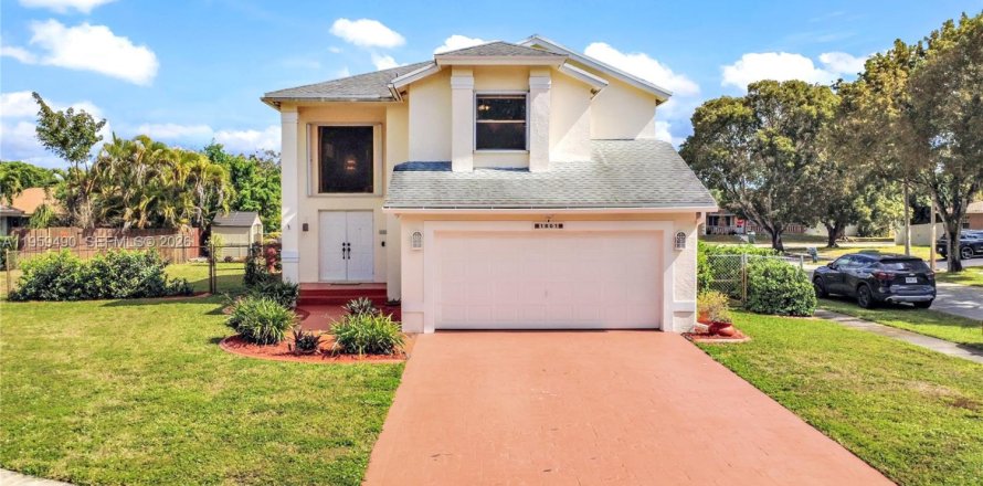 Дом в Пемброк-Пайнс, Флорида 3 спальни, 161.56м2 № 2027189