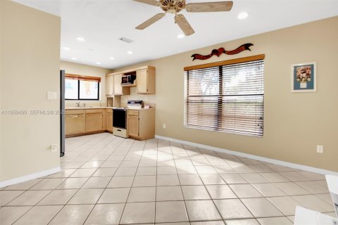 Купить виллу или дом в Пемброк-Пайнс, Флорида 3 спальни, 161.56м2, № 2027189 - фото 12