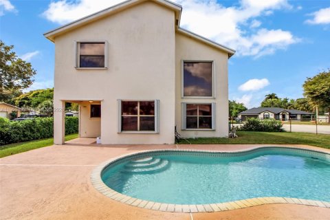 Купить виллу или дом в Пемброк-Пайнс, Флорида 3 спальни, 161.56м2, № 2027189 - фото 2