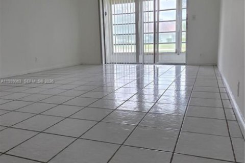 Condo in Margate, Florida, 2 bedrooms  № 2067438 - photo 11