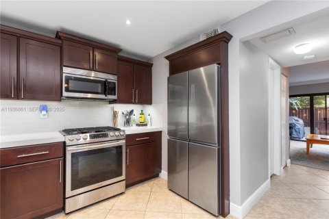 Condominio en venta en Miami, Florida, 3 dormitorios, 137.31 m2 № 1994752 - foto 14