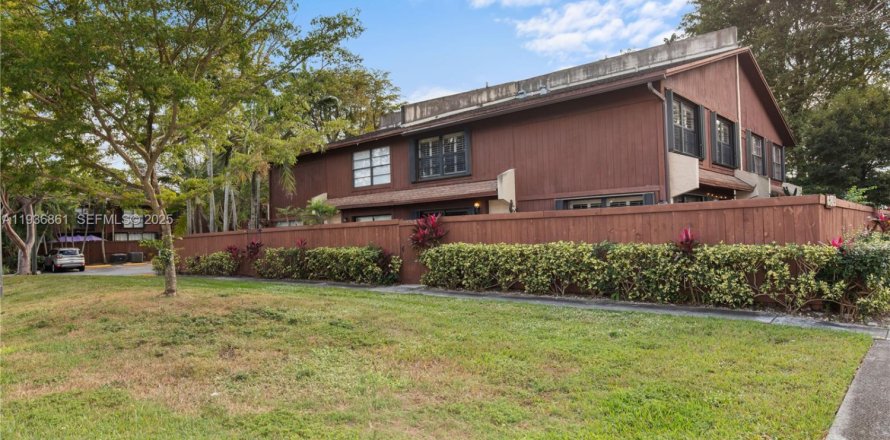 Condominio en Miami, Florida, 3 dormitorios № 1994752