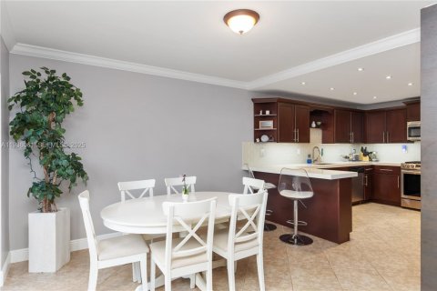 Condominio en venta en Miami, Florida, 3 dormitorios, 137.31 m2 № 1994752 - foto 10