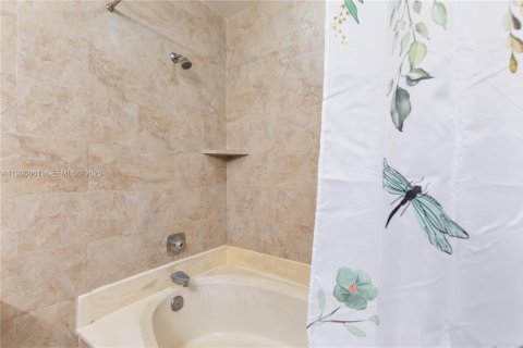 Condominio en venta en Miami, Florida, 3 dormitorios, 137.31 m2 № 1994752 - foto 29