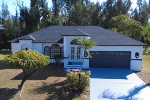 Купить виллу или дом в Форт Майерс, Флорида 3 спальни, 157.38м2, № 2053838 - фото 1