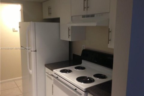 Condo in Miami, Florida, 2 bedrooms  № 1996122 - photo 5