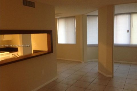 Condo in Miami, Florida, 2 bedrooms  № 1996122 - photo 3