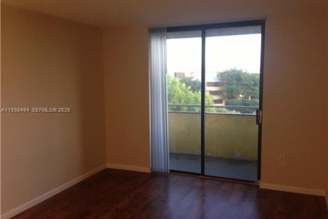 Condo in Miami, Florida, 2 bedrooms  № 1996122 - photo 9