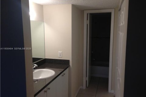Condo in Miami, Florida, 2 bedrooms  № 1996122 - photo 11