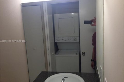 Condo in Miami, Florida, 2 bedrooms  № 1996122 - photo 13