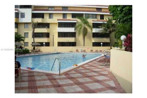 Condo in Miami, Florida, 2 bedrooms  № 1996122 - photo 15
