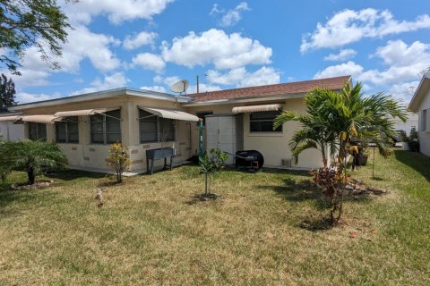 House in Tamarac, Florida 2 bedrooms, 124.67 sq.m. № 1136549 - photo 1