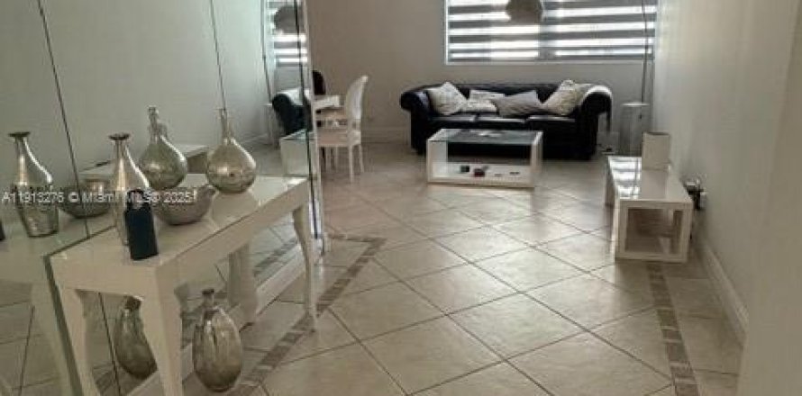 Кондоминиум с 2 спальнями в Майами-Бич, Флорида № 1969404