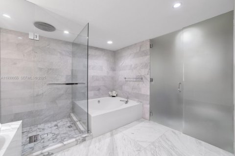 Condominio en venta en Bal Harbour, Florida, 2 dormitorios, 210.7 m2 № 1992282 - foto 16