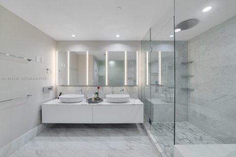 Condominio en venta en Bal Harbour, Florida, 2 dormitorios, 210.7 m2 № 1992282 - foto 15