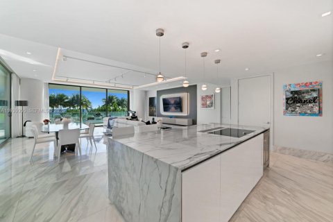 Condominio en venta en Bal Harbour, Florida, 2 dormitorios, 210.7 m2 № 1992282 - foto 6
