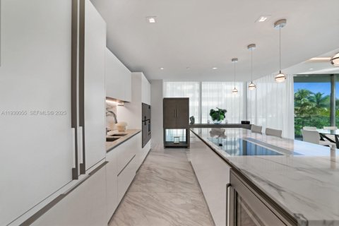 Condominio en venta en Bal Harbour, Florida, 2 dormitorios, 210.7 m2 № 1992282 - foto 9