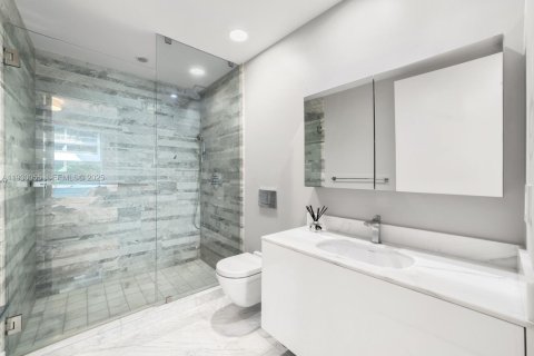 Condominio en venta en Bal Harbour, Florida, 2 dormitorios, 210.7 m2 № 1992282 - foto 19