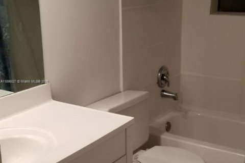 Condo in Coral Springs, Florida, 2 bedrooms  № 2036635 - photo 10