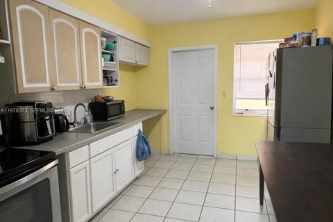 Купить коммерческую недвижимость в Майами, Флорида 130.43м2, № 2044039 - фото 3