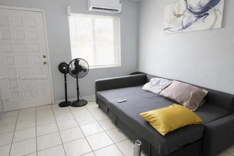 Купить коммерческую недвижимость в Майами, Флорида 130.43м2, № 2044039 - фото 2