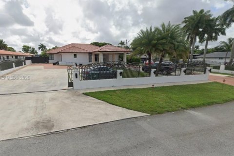 House in Miami, Florida 7 bedrooms, 384.99 sq.m. № 2039991