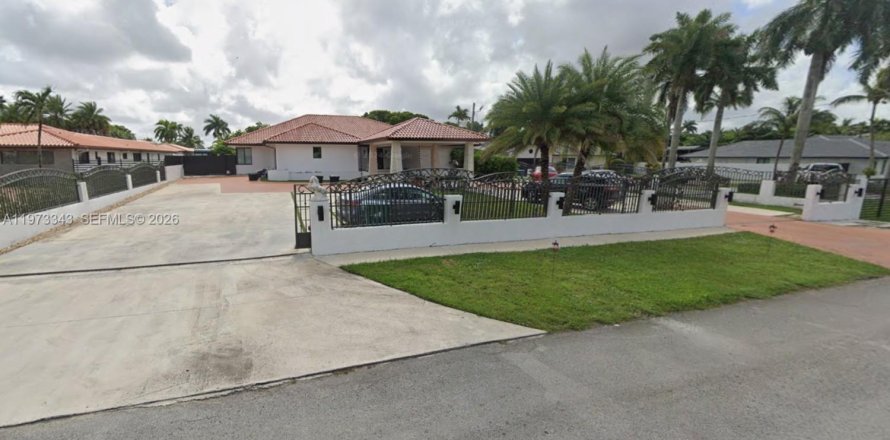 House in Miami, Florida 7 bedrooms, 384.99 sq.m. № 2039991